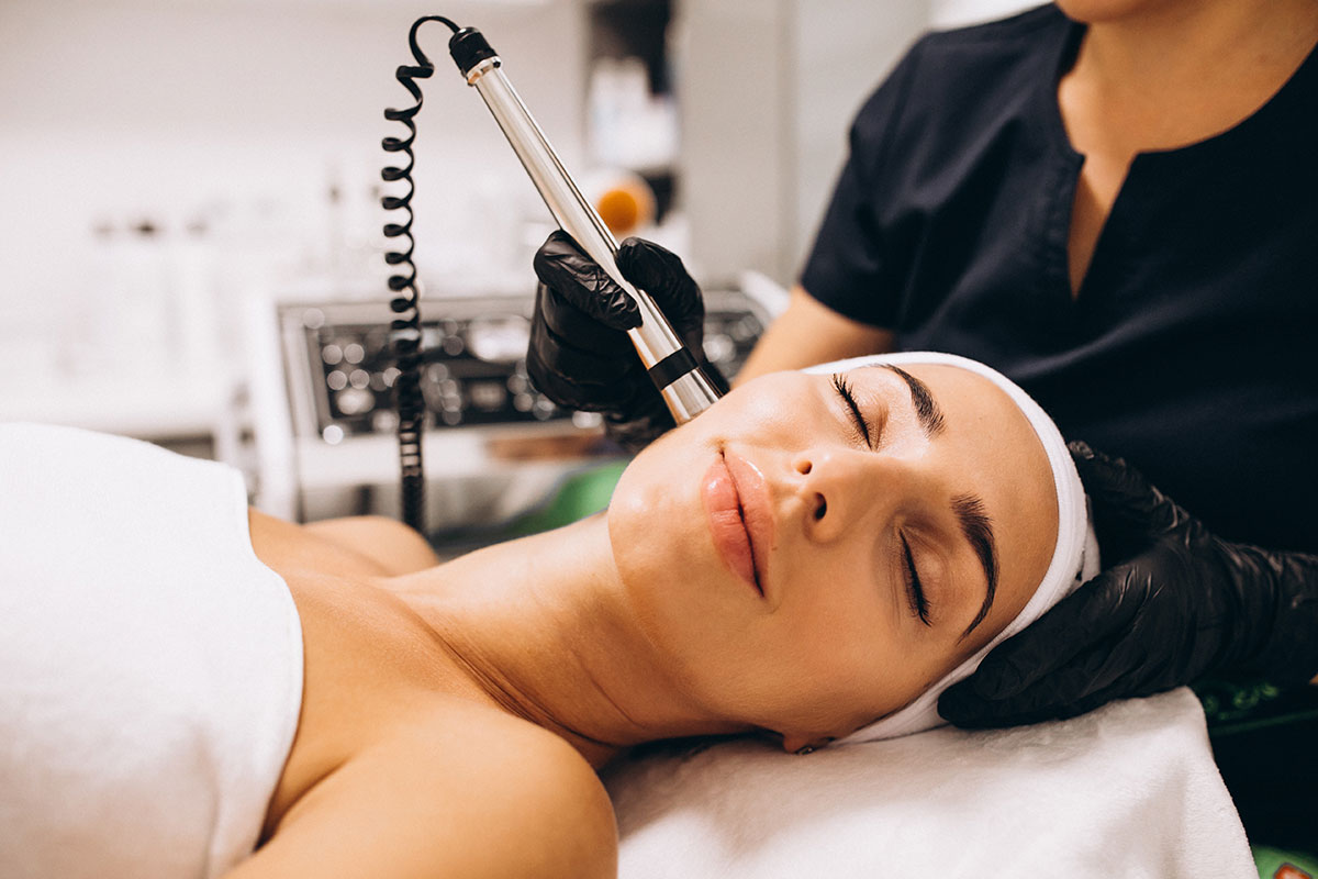 Learn Dermaplaning and Microdermabrasion in Our Manual Resurfacing Certification 